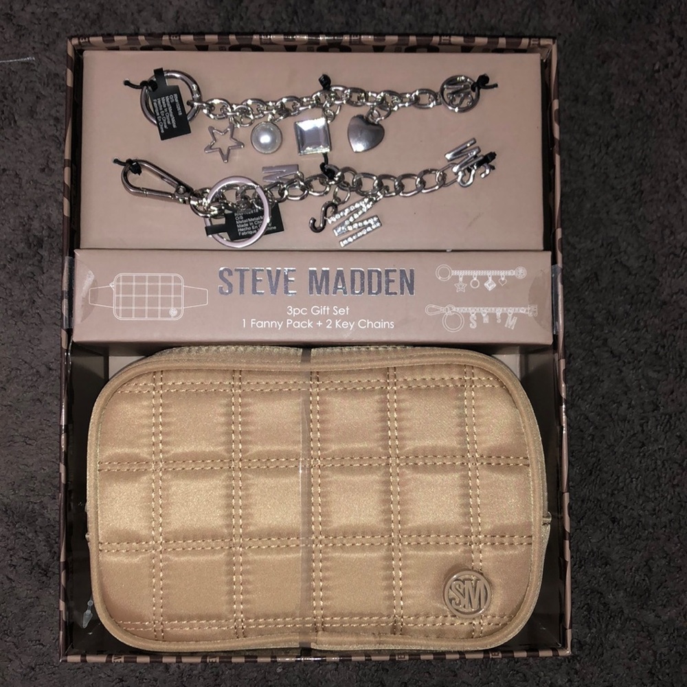 Steve Madden 3 piece gift set 1 Fanny pack and 2 key chains